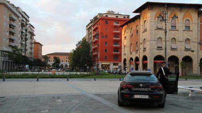 Calci e pugni a un’auto, arrestato