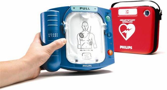 I balneari donano un defibrillatore ai vigili del fuoco di Viareggio 