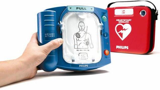 I balneari donano un defibrillatore ai vigili del fuoco di Viareggio
