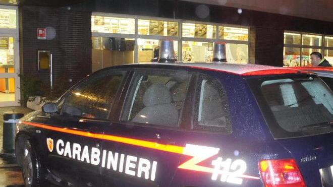 Assaltano l'Eurospar armati di una pistola