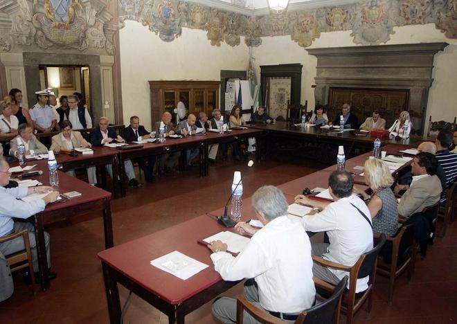Sì al bilancio dal disavanzo record 