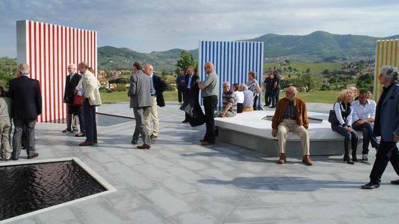 Fontana di Buren seimila euro l’anno contro i vandali