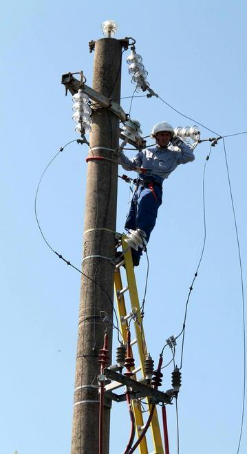  Cavo da 15mila volts cade sul suo furgone: tragedia sfiorata 