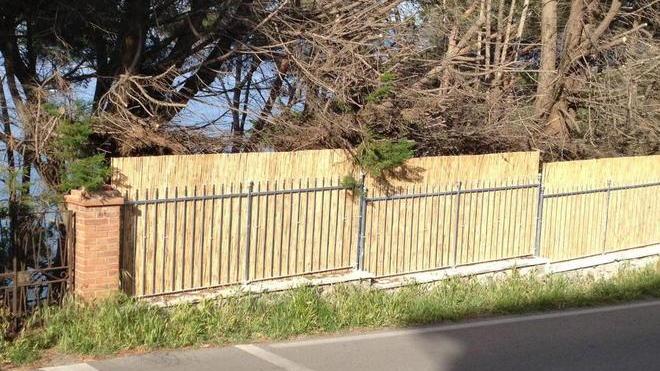 «Una passerella sugli scogli a Cala dei Frati»