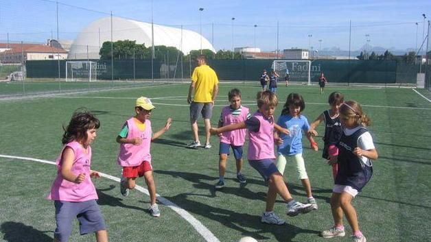 D’estate calcio e lezioni di inglese per i giovani