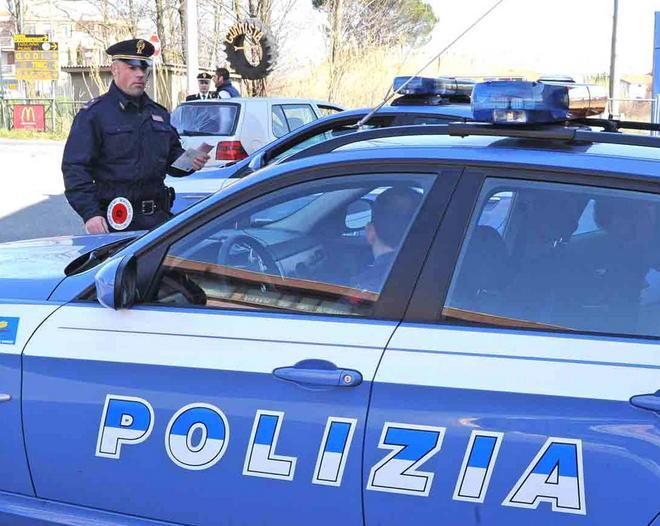 Controlli della polizia davanti alle scuole e sulle strade 