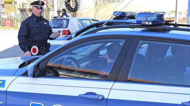 Controlli della polizia davanti alle scuole e sulle strade