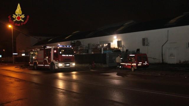 Prato, incendio nella notte all’Obi di via Viareggio