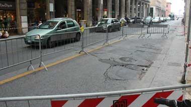 Via Grande, cede l’asfalto: parcheggio ko, spostati i bus