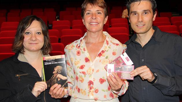 Pamela Villoresi consegna i biglietti ai nostri lettori
