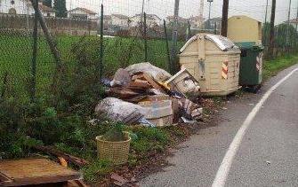 Caserana è invasa dalla spazzatura scaricata per strada