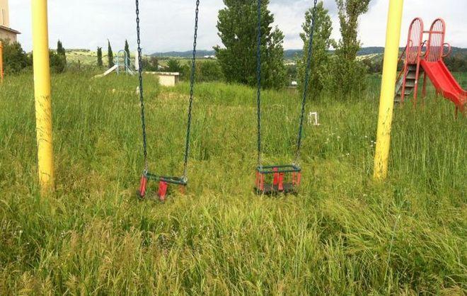 Erbacce e stato d’incuria nel parco giochi di San Nicola