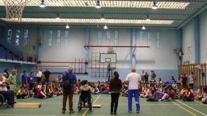 Via ai lavori al palazzetto usato dai team di volley