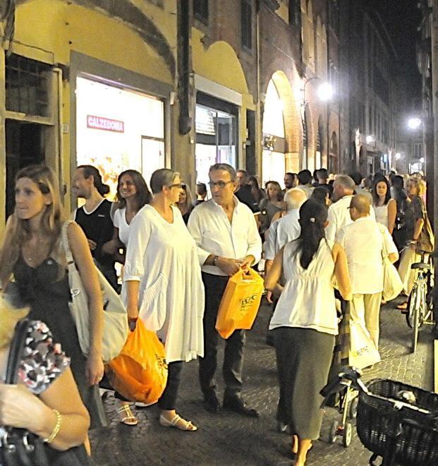 Aperture della sera negozi al raddoppio 