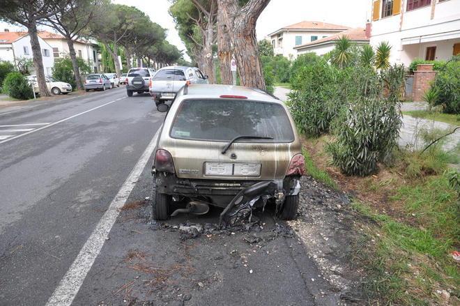 Tre ragazzi dietro al rogo dell’auto 