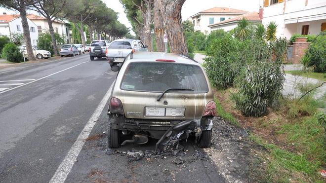 Tre ragazzi dietro al rogo dell’auto