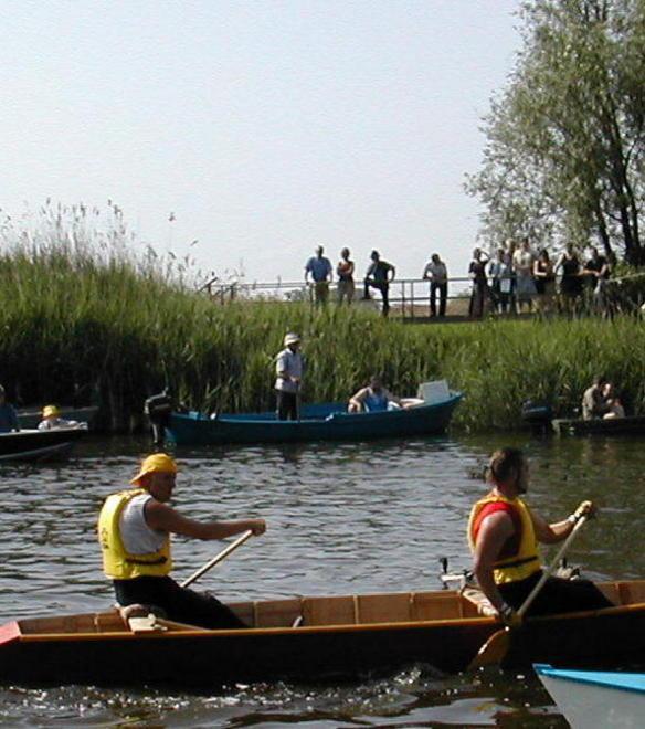 Barchini in gara sul lago