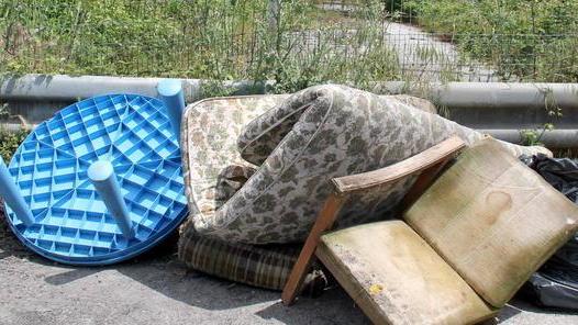 Rifiuti abbandonati e semafori spenti