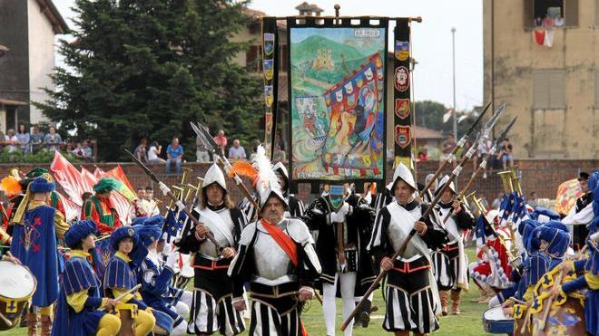 Fantini pronti al via Il Palio sfida il meteo