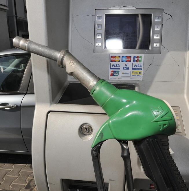 Forte calo del prezzo dei carburanti, ecco dove risparmiare 
