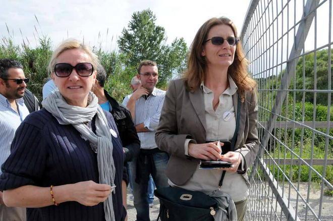 Le senatrici 5 Stelle bloccate ai cancelli del nuovo ospedale