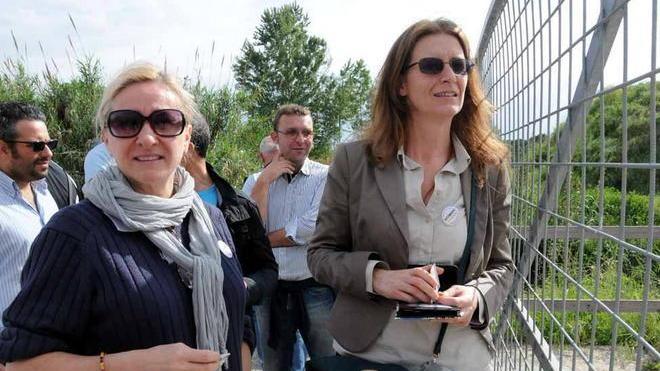Le senatrici 5 Stelle bloccate ai cancelli del nuovo ospedale