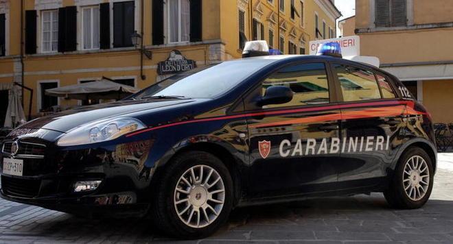 «Sono un carabiniere» e si fa dare tremila euro 