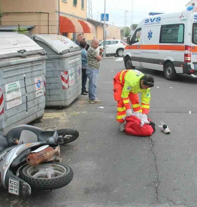 Scontro fra auto e scooter: tre feriti