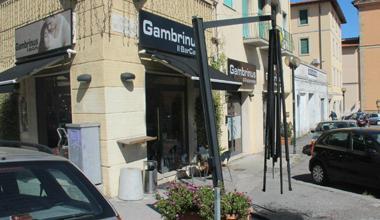 In fiamme il tendone del bar Gambrinus 