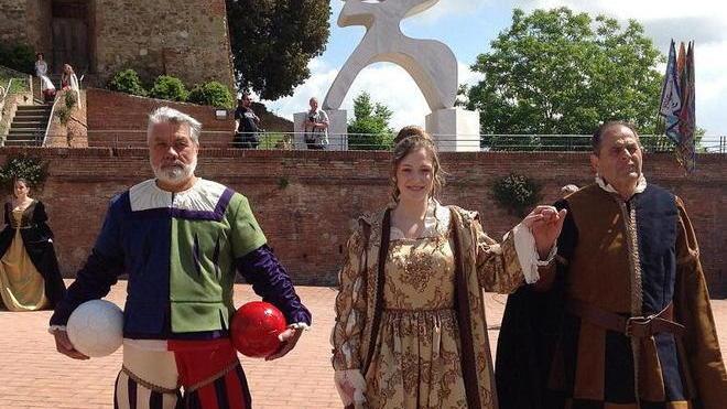 I costumi realizzati dalle studentesse sfilano a Parco Corsini
