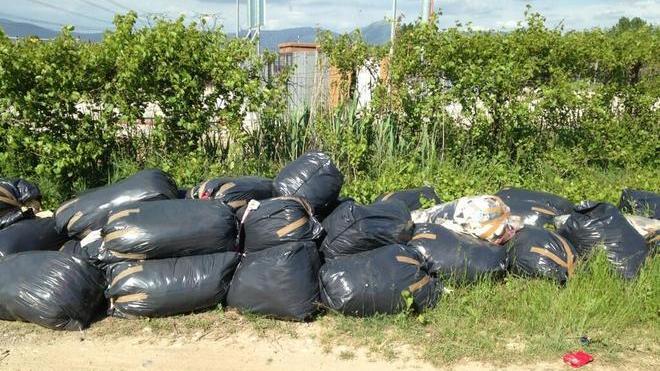 La pista ciclabile trasformata in una discarica a cielo aperto