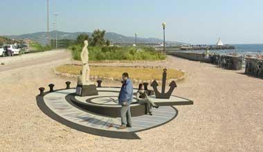 Sul lungomare un monumento dedicato al marinaio 