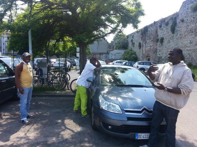 Davanti alle Poste sono rimasti solo i parcheggiatori abusivi 