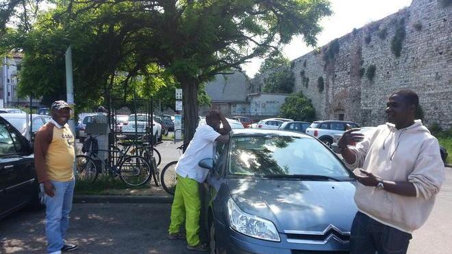 Davanti alle Poste sono rimasti solo i parcheggiatori abusivi