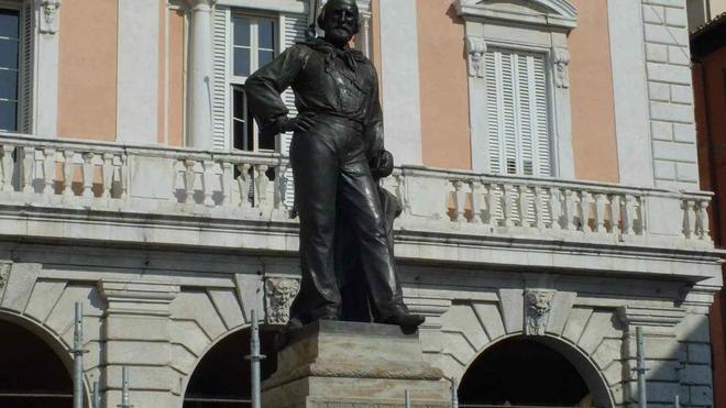 Ubriaco si arrampica sulla statua di Garibaldi