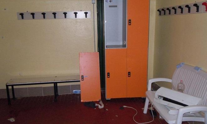 Devastati gli spogliatoi degli ospiti