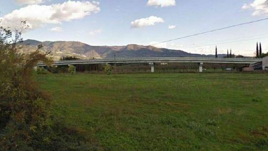 Un nastro a due corsie con una larghezza di 10 metri e mezzo