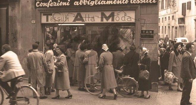 Fillungo nel 1976, carretti e insegne diverse 