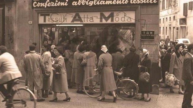 Fillungo nel 1976, carretti e insegne diverse