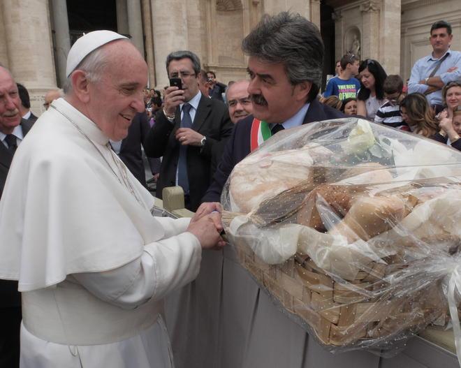 Il sindaco Marchetti regala il pane di Altopascio a Papa Francesco 