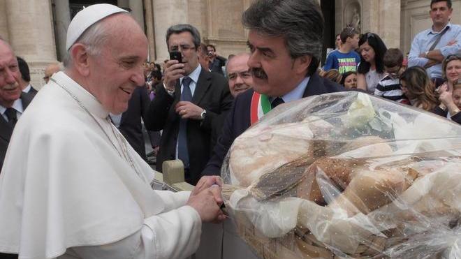 Il sindaco Marchetti regala il pane di Altopascio a Papa Francesco
