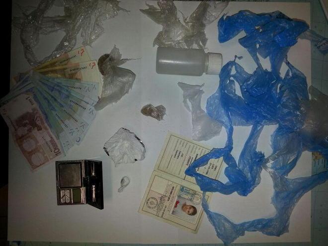 Fugge a un posto di blocco e getta la droga dal finestrino 