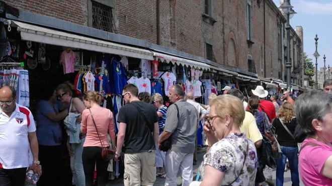 Via le bancarelle del Duomo, ma solo per il tempo dei lavori