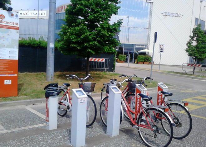 Vandali, guasti e ruggine. Bici a nolo in picchiata 