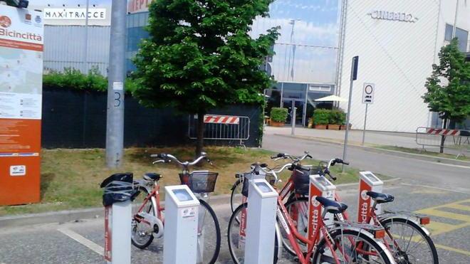 Vandali, guasti e ruggine. Bici a nolo in picchiata