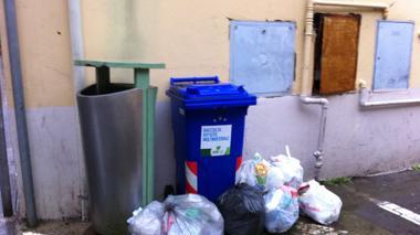 Cestini discarica, sacchi di rifiuti abbandonati a ripetizione