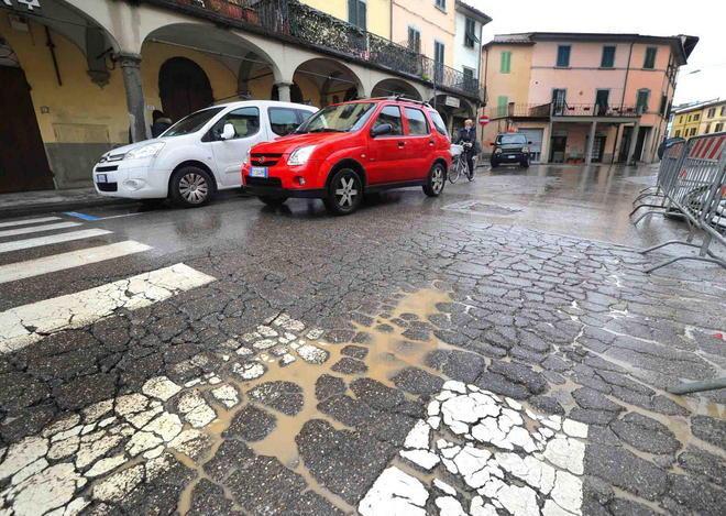 L’asfalto rovinato costa caro al Comune 