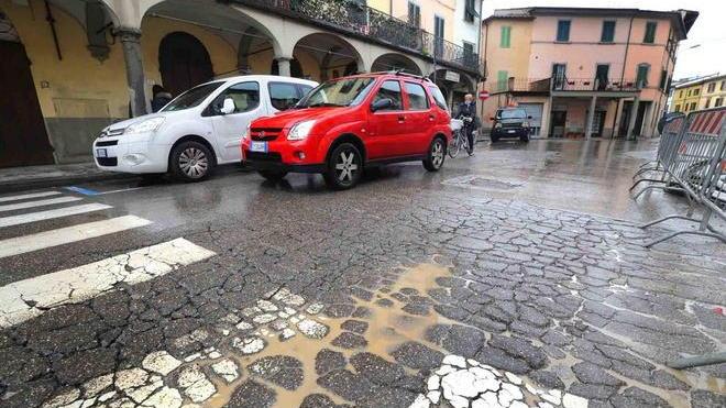 L’asfalto rovinato costa caro al Comune