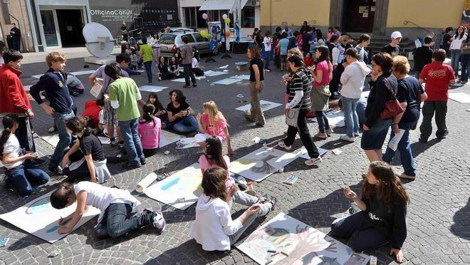 Studenti Madonnari Tutti in piazza per Amica Acqua