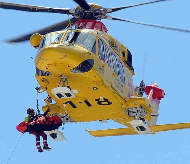 L’acqua in pressione lo lancia per 2 metri Grave un cavatore 